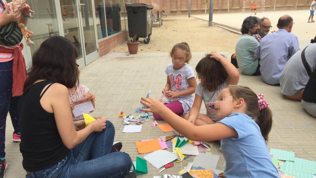 Niños jugando en el interior del colegio Joanot Alisanda de Sabadell.
