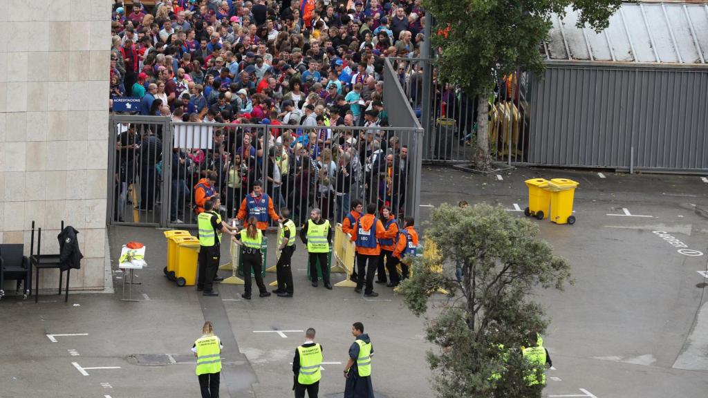 Los aficionados del Barcelona no pudieron entrar al Camp Nou.