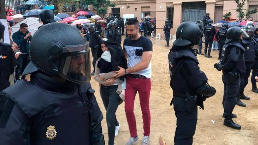 Agentes de la Policía Nacional precintan un colegio el 1 de octubre