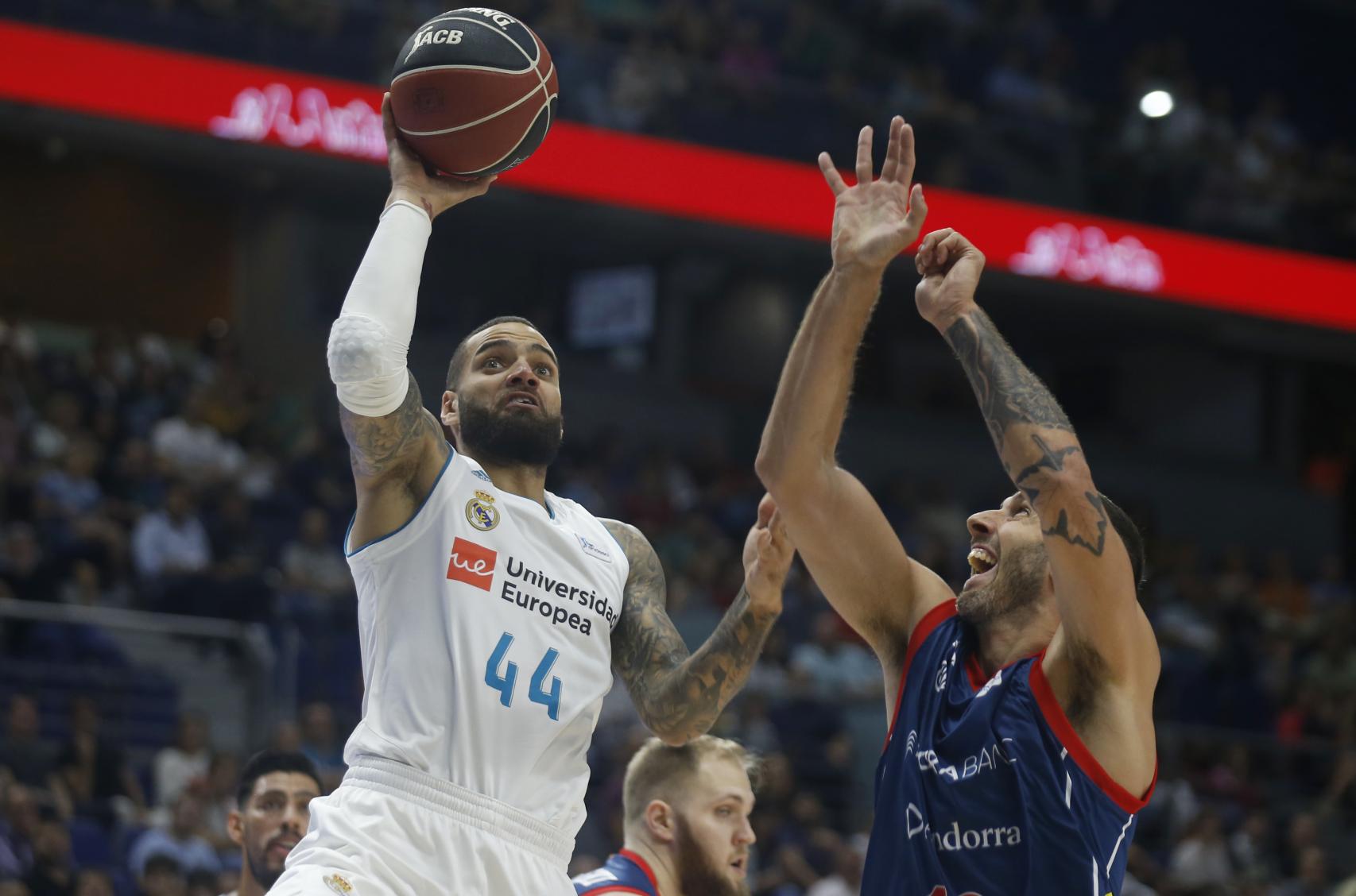 Jeff Taylor intenta anotar ante el Andorra.