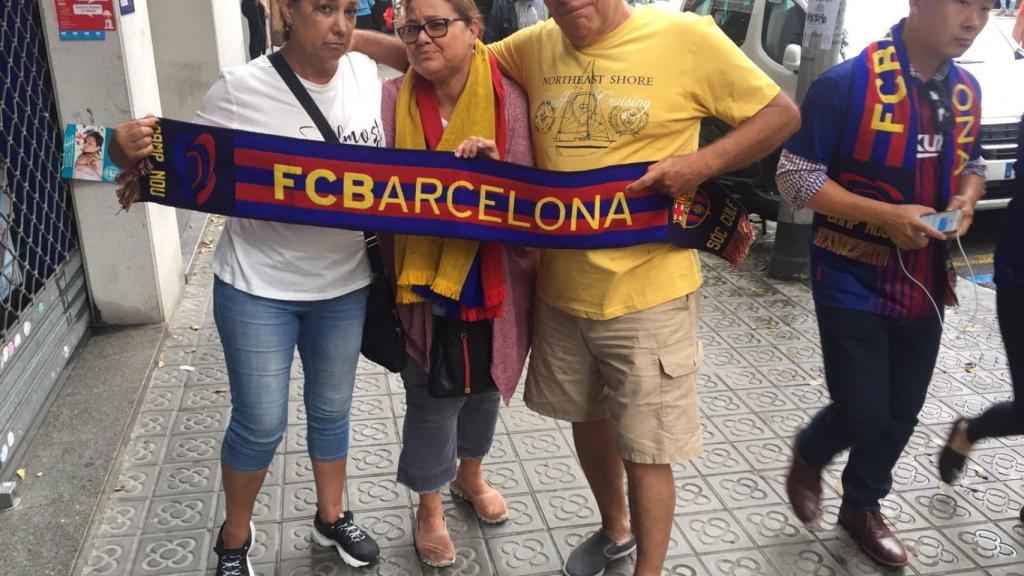 Tres aficionados del Barça que no pudieron entrar en el Camp Nou.