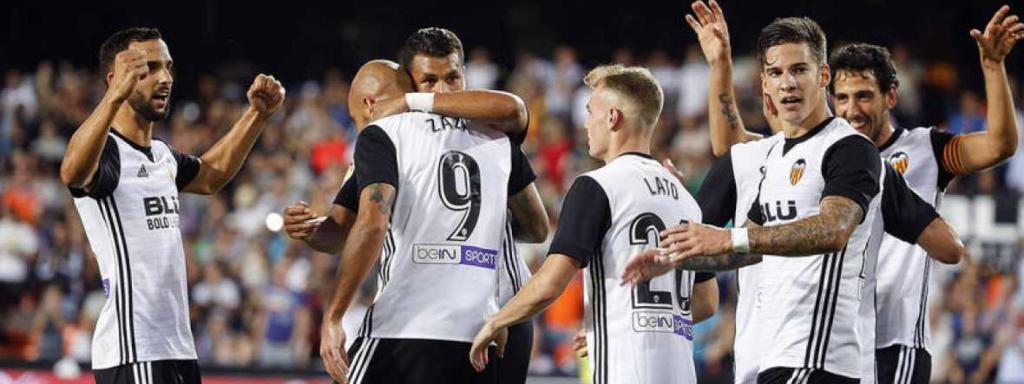 Jugadores del Valencia celebran un gol.