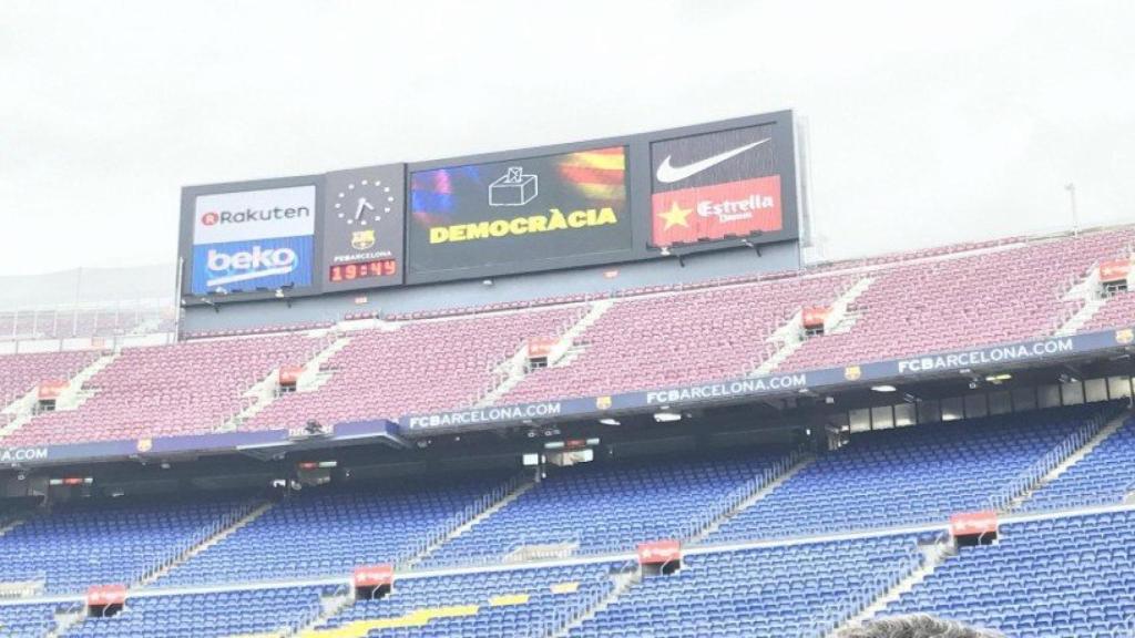 El videomarcador del Camp Nou refleja un mensaje a favor del Referéndum ilegal. Foto: Twitter (@Benayadachraf)