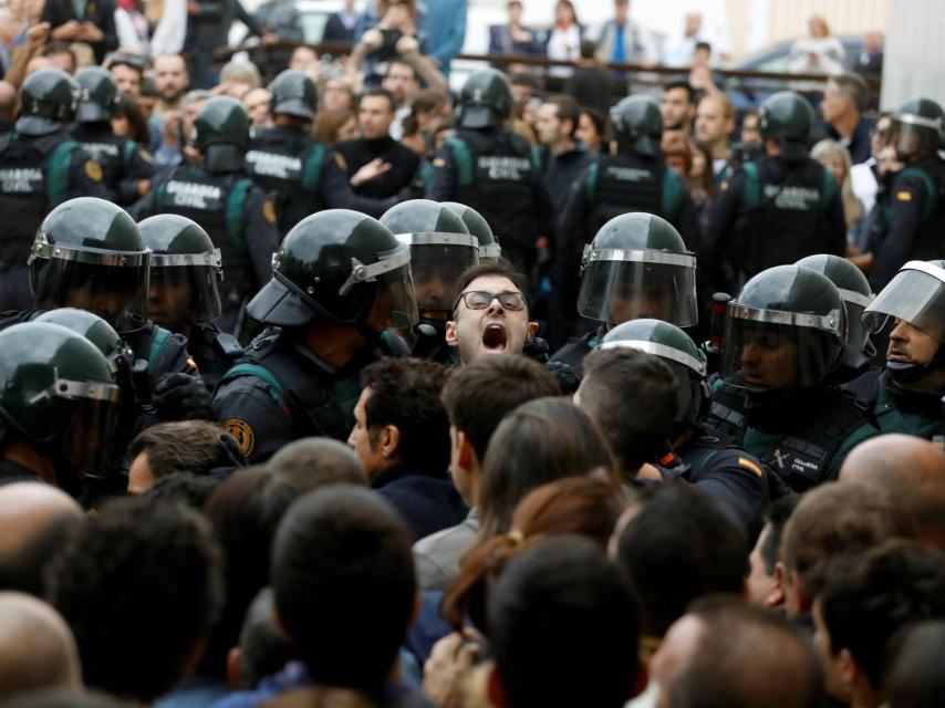 La Guardia Civil y la Policía Nacional frente a un centro de votación.