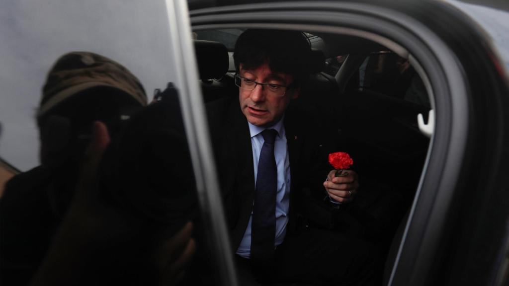 Carles Puigdemont, llegando al colegio donde tenía que haber votado.