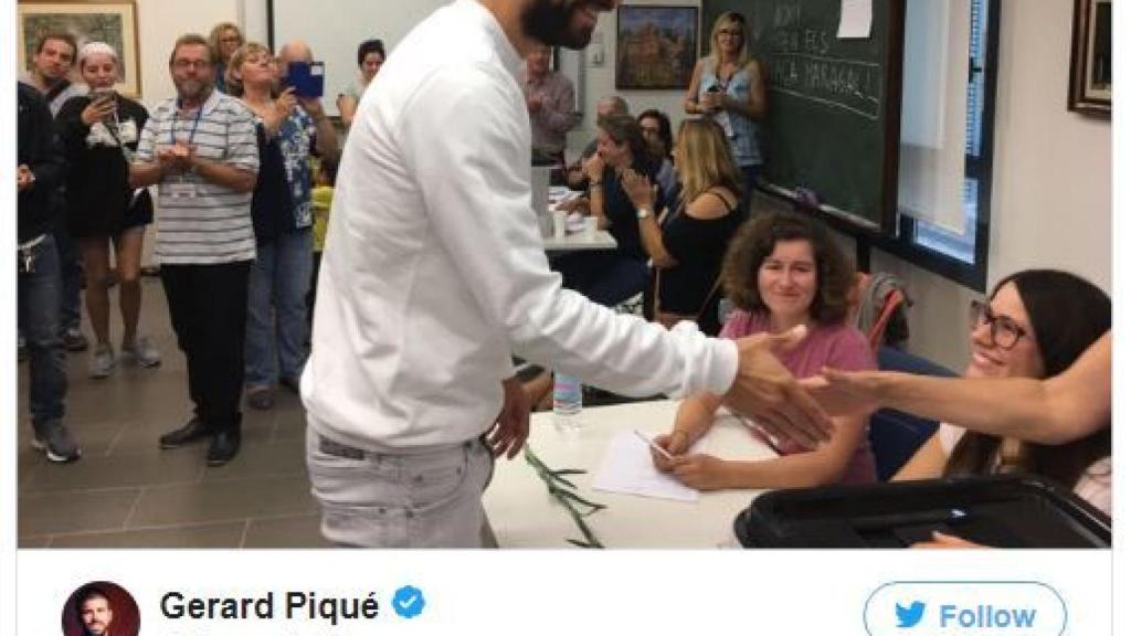 El futbolista del Barcelona Gerard Piqué también ha ejercido su voto.