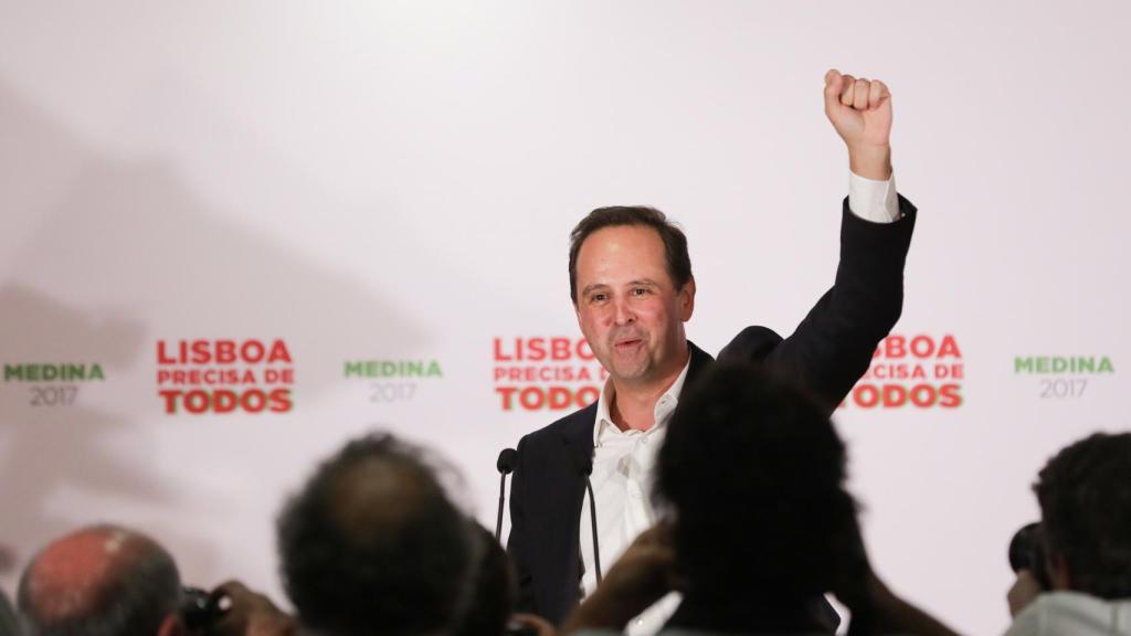 El socialista Fernando Medina, celebra el triunfo en la Alcaldía de Lisboa.