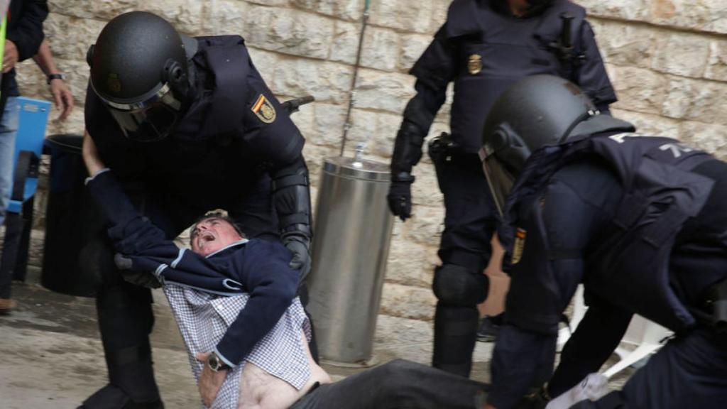 La Policía retira a un manifestante