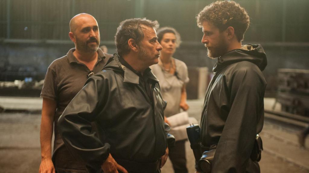 Al convertirse en un personaje más de una ficción, el escenario natural puede atraer a muchos viajeros, con el consiguiente beneficio económico para su población.