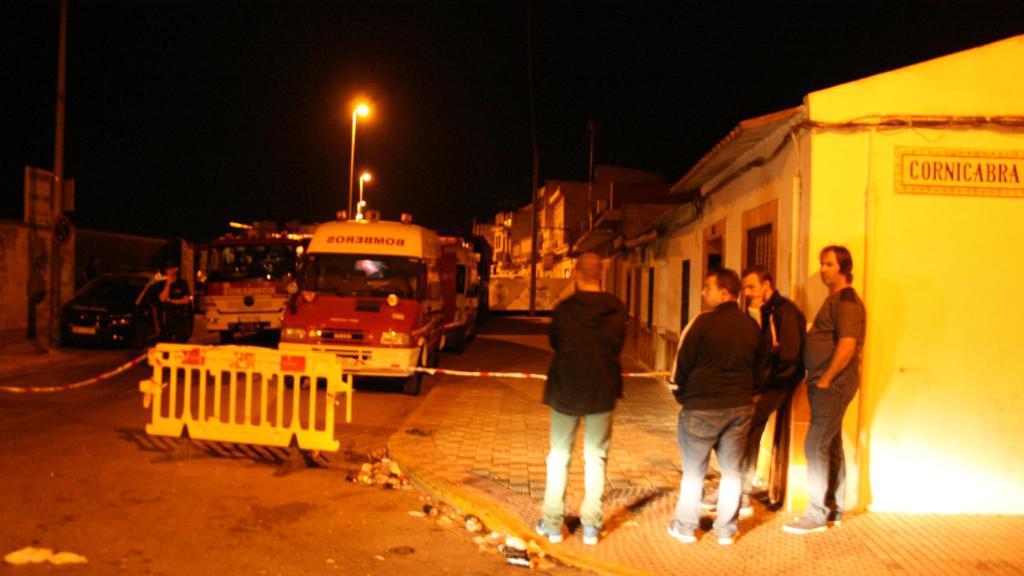 Instantánea tomada durante el levantamiento de los cadáveres: el hombre que se ve apoyado en la esquina de perfil es Joaquín, el padre de la niña, que asistía con otros parientes a la operación.