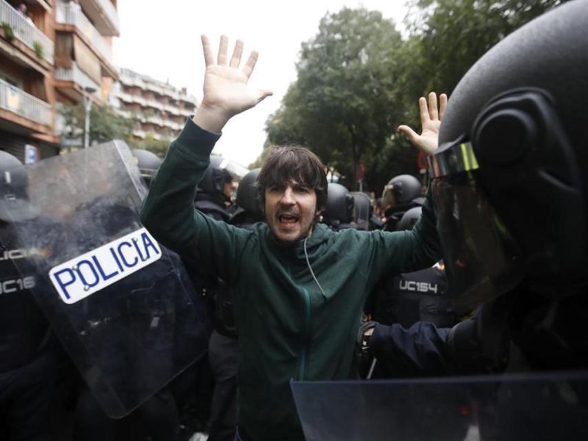 Cordón de la Policía Nacional frente al colegio Ramón Llull de Barcelona.