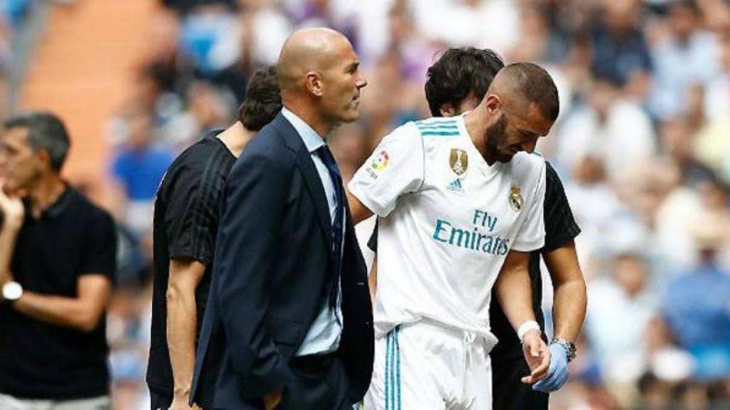 Benzema abandona el campo con molestias apoyado por Zidane