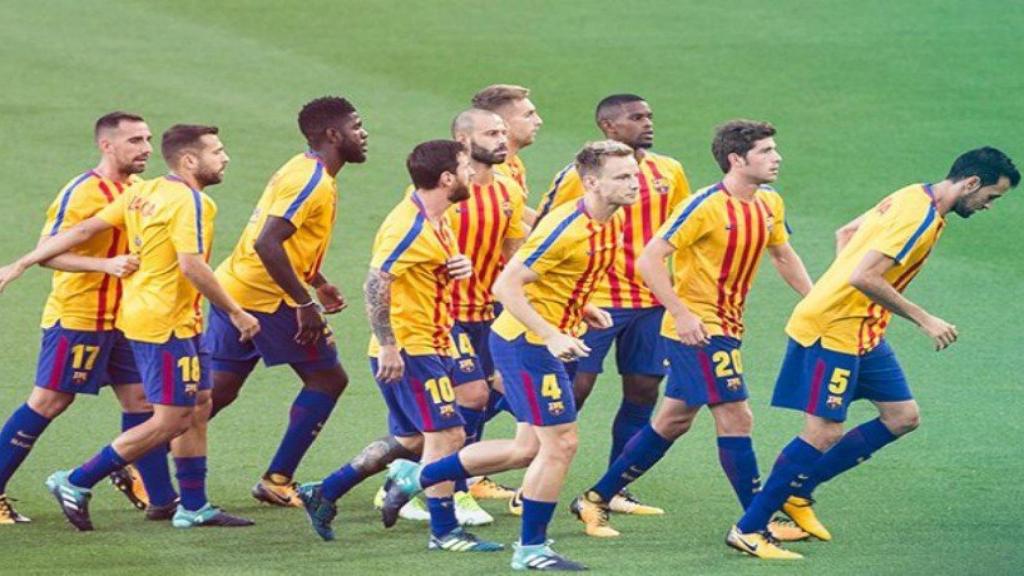 Los jugadores del Barça con la camiseta de la senyera. Foto: Twitter (@FCBarcelona_es)