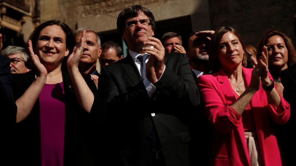 Ada Colau, junto a Carles Puigdemont y Carme Forcadell en el 2-O.