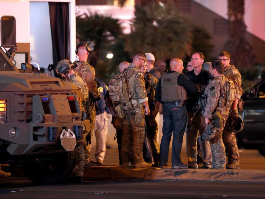 Los agentes se confieren frente al hotel-casino Tropicana. Steve Marcus. Reuters.
