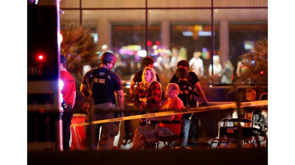 La gente espera en la calle después del tiroteo en masa del festival.