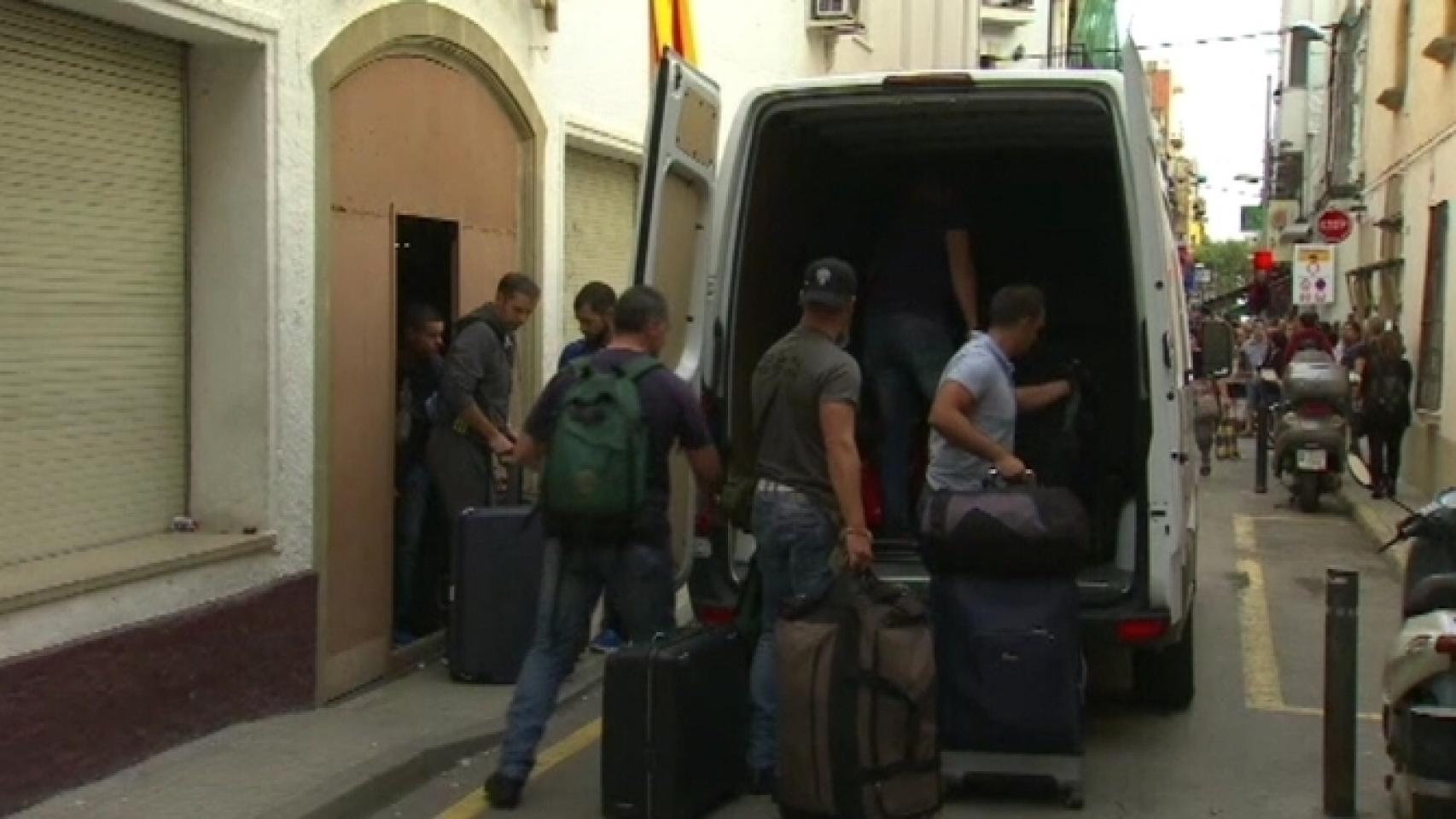 Los guardias de Calella guardan el material en sus vehículos tras abandonar los hoteles.