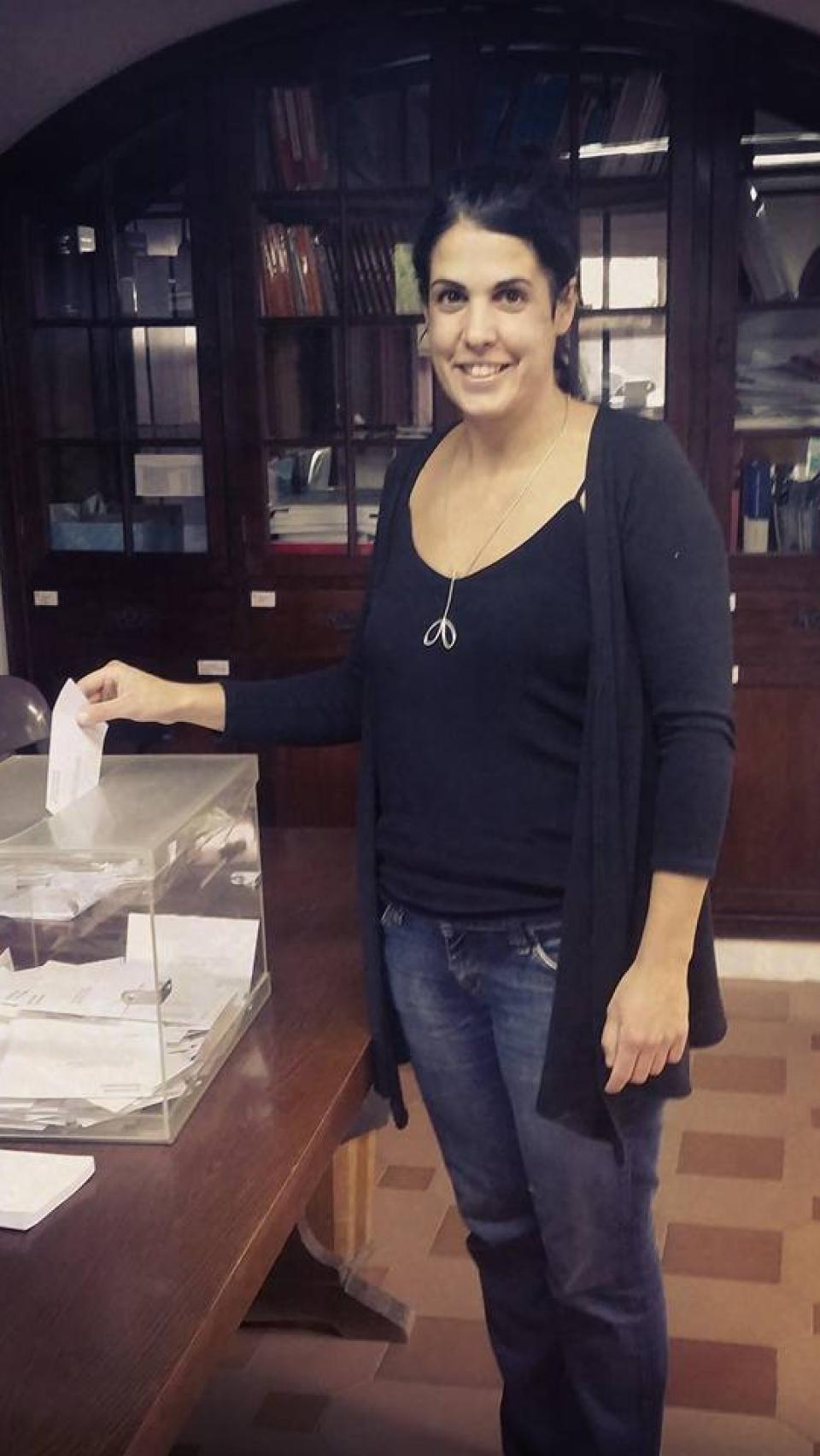 Marta participando en las elecciones catalanas de 2015.
