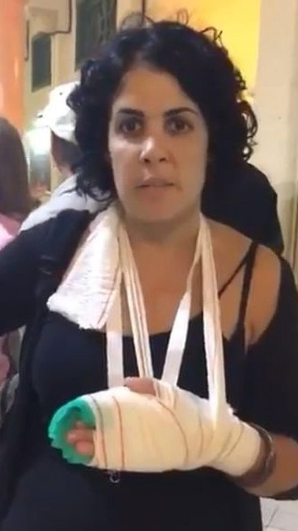 Marta con la mano vendada.