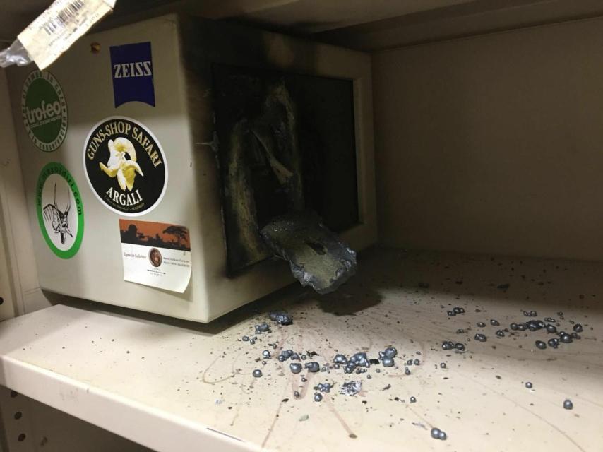 Las dos cajas fuertes, reventadas.