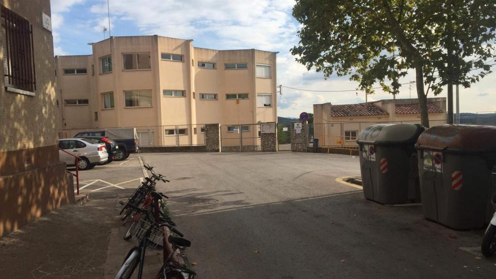 Puerta del colegio en el que se produjeron los altercados del 1-O en Vilarroja