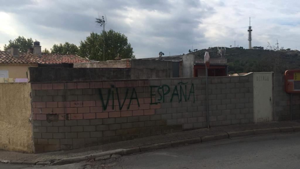 Una gran pintada en un muro de Vilarroja resume el posicionamiento de los vecinos