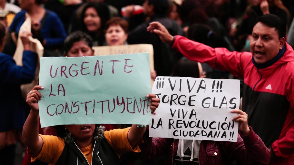 Seguidores de Jorge Glas protestan por la decisión de enviarlo a prisión.