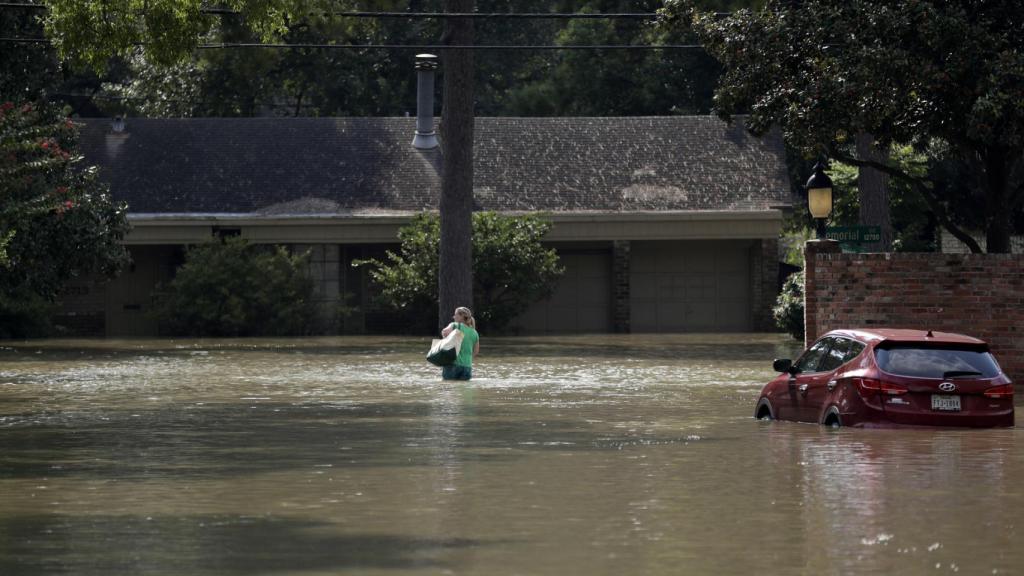 Una mujer en las calles anegadas de Houston.