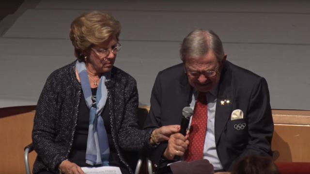 Constantino de Grecia se emociona en pleno discurso y es su mujer quien tiene que ayudarle