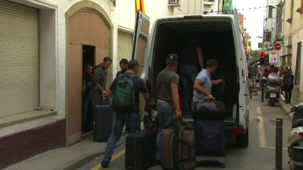 Imagen de los agentes desahuciados en Calella.