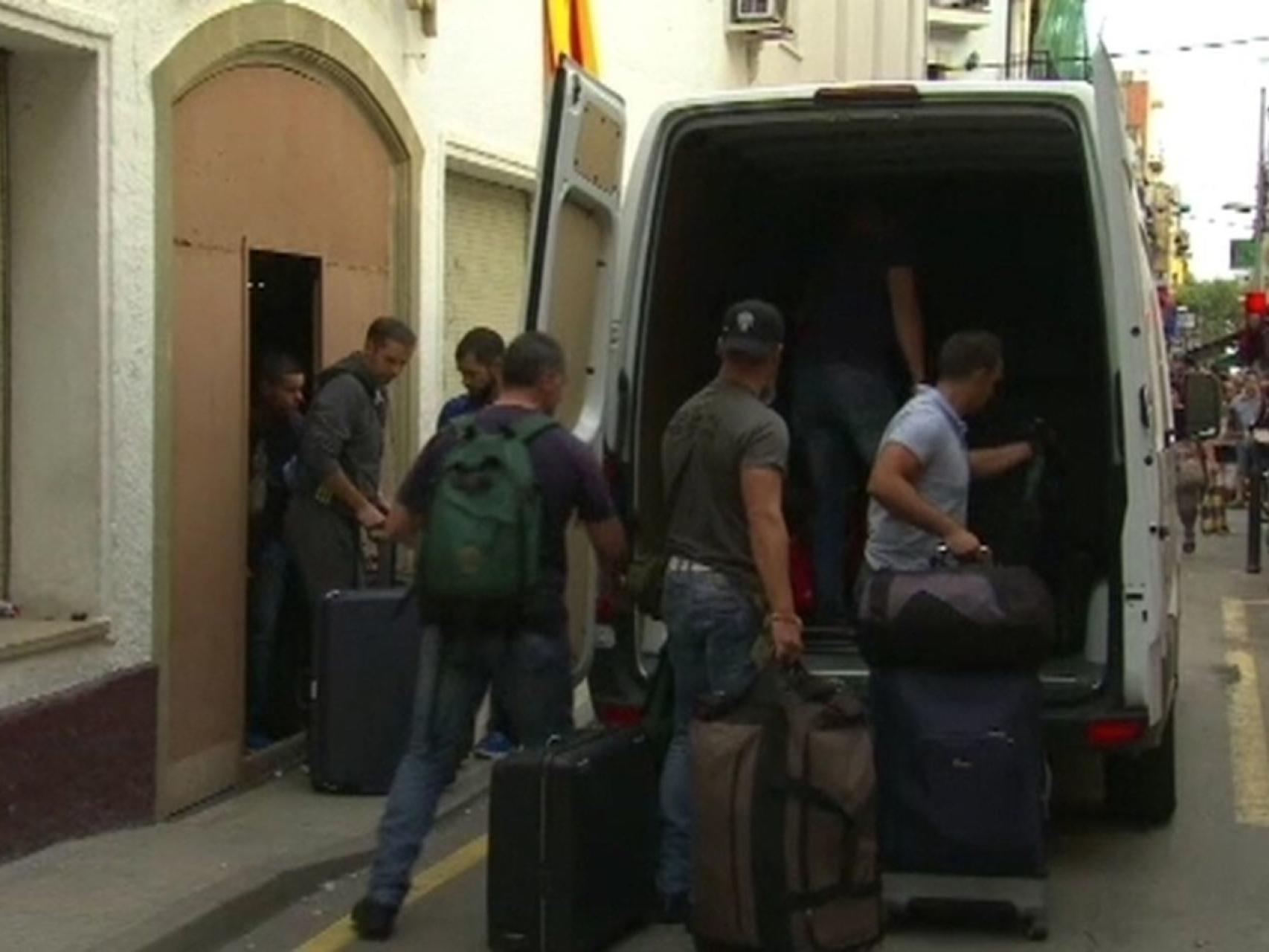 Imagen de los agentes desahuciados en Calella.