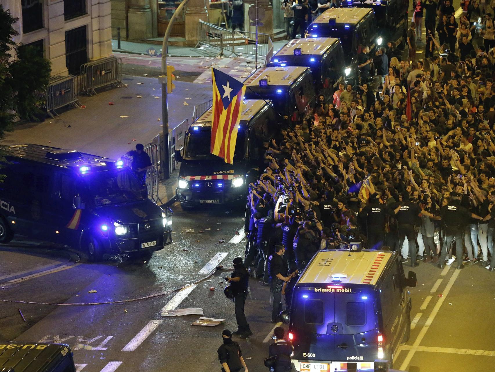 Una de las concentraciones para acosar a los agentes en Cataluña.