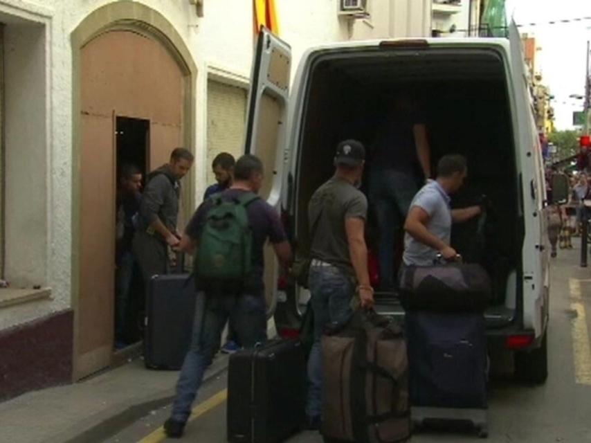 Imagen de los agentes desahuciados en Calella.
