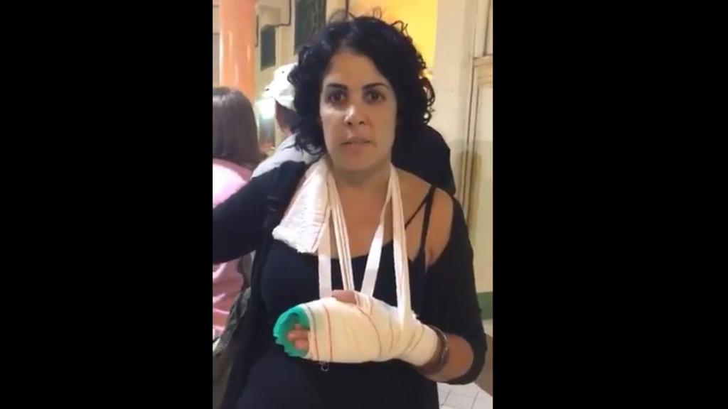 Imagen de Marta Torrecillas, con la mano vendada.