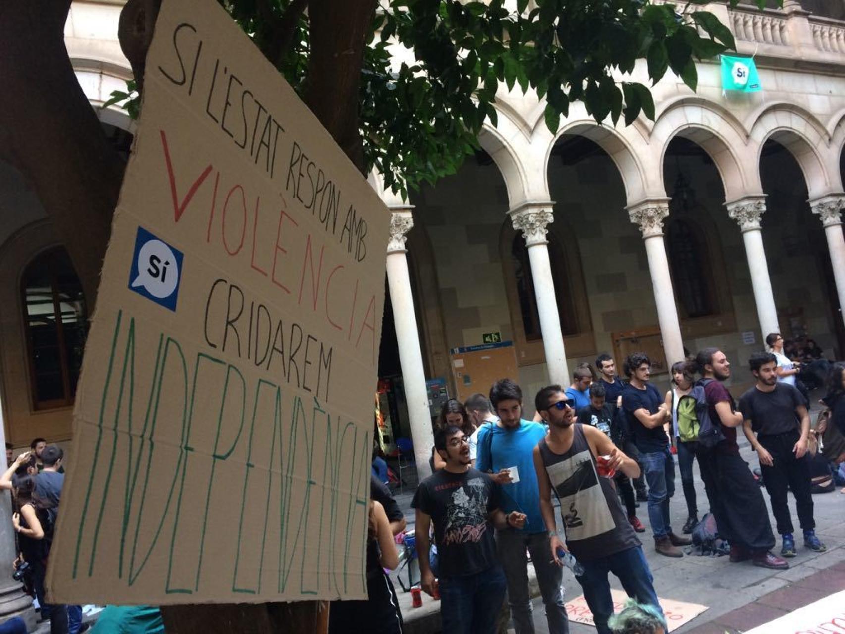 Carteles construidos en el claustro de la Universitar de Barcelona.