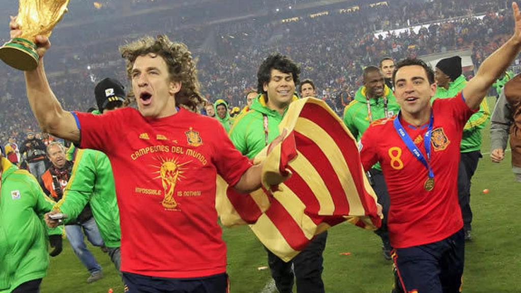 Puyol y Xavi Hernández celebran el Mundial con la senyera.