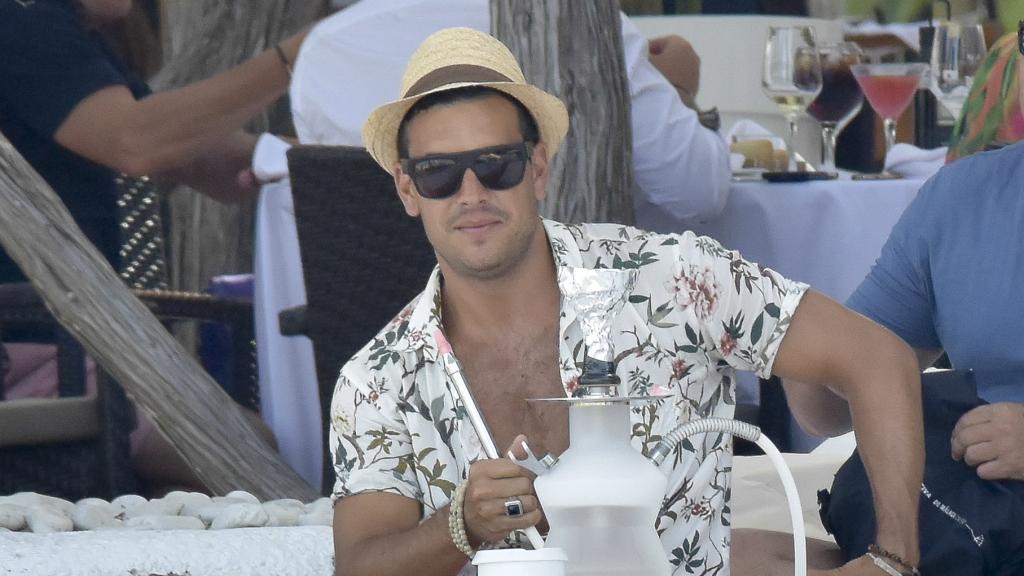 A Mario Casas le encanta salir a comer con sus amigos.