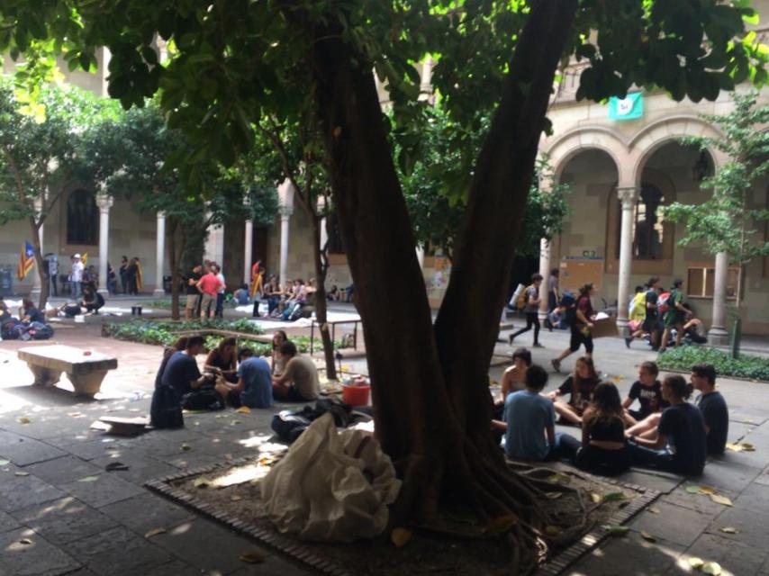 Hora de la comida en el claustro de la universidad.