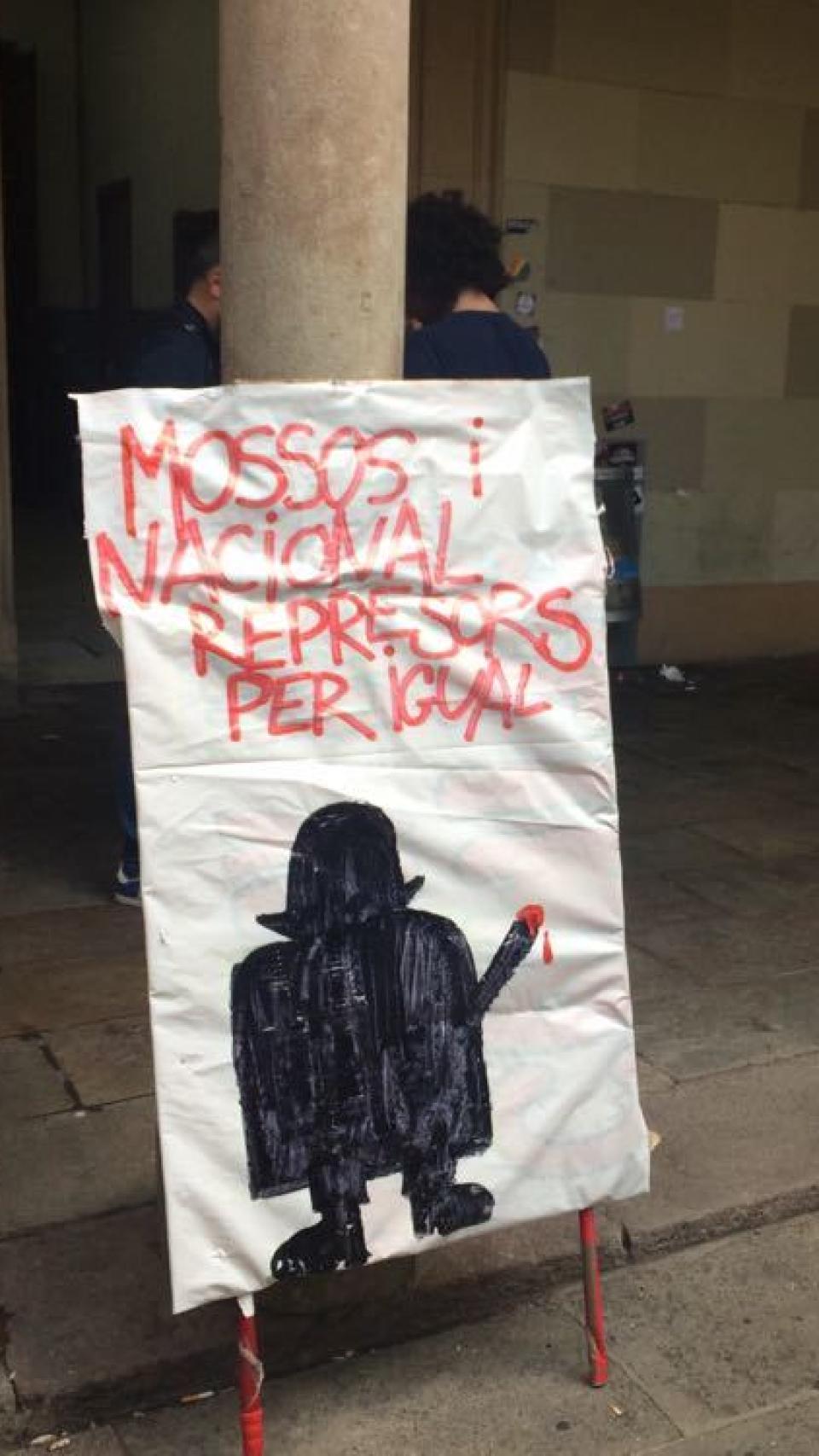 Mossos y Nacional, represores por igual.