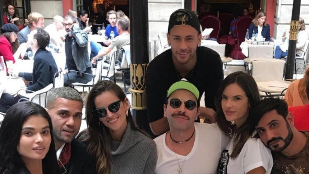 Neymar junto a Alessandra Ambrosio y Alves comiendo con amigos. Foto: Instagram (@matmazzafera)