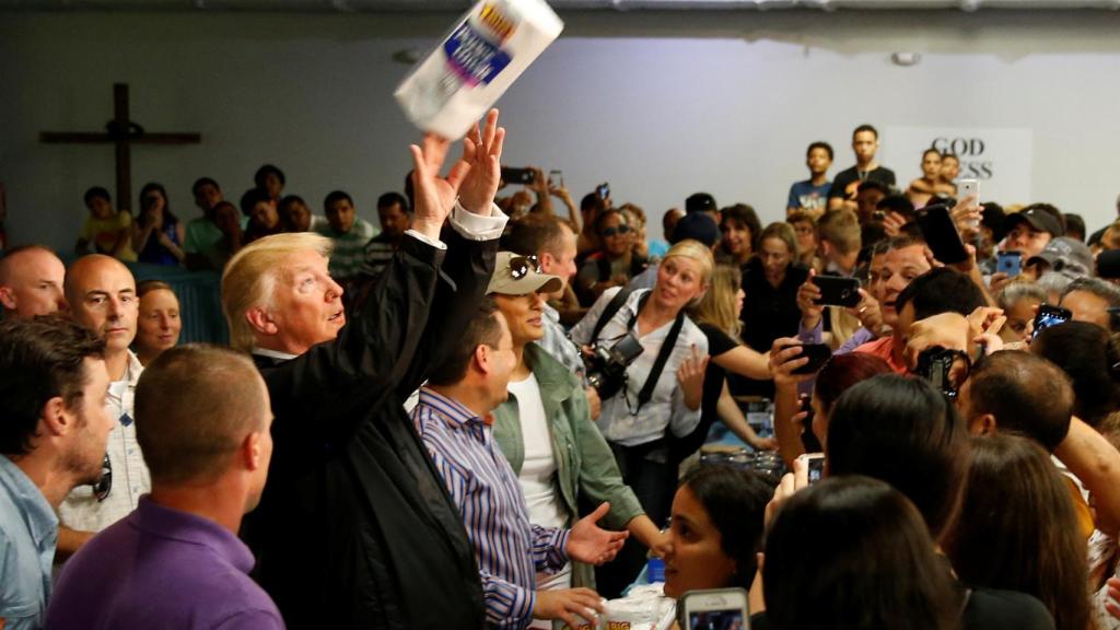 Trump en un centro de distribución de ayuda en San Juan.