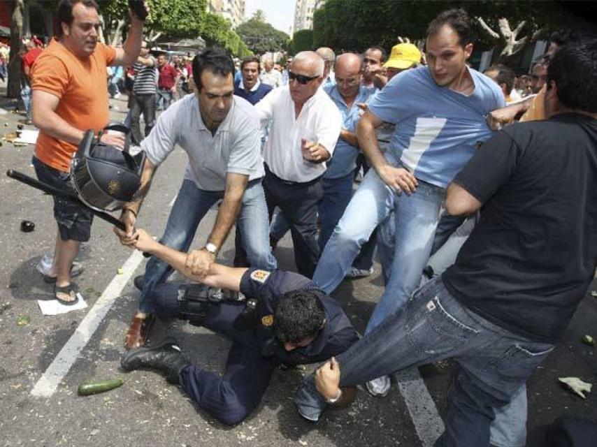 Un grupo de agricultores agrede a un policía en Almería