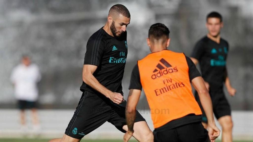 Benzema durante el entrenamiento junto al Castilla