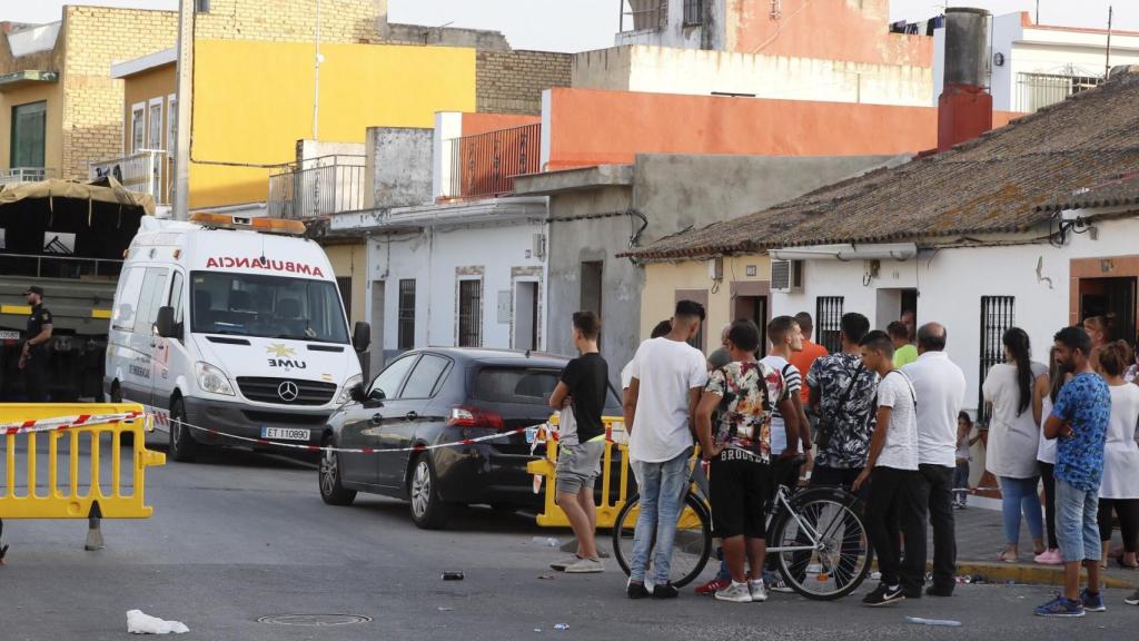 Calle de Dos Hermanas donde se encontraron bajo hormigón los cuerpos de los tres asesinados