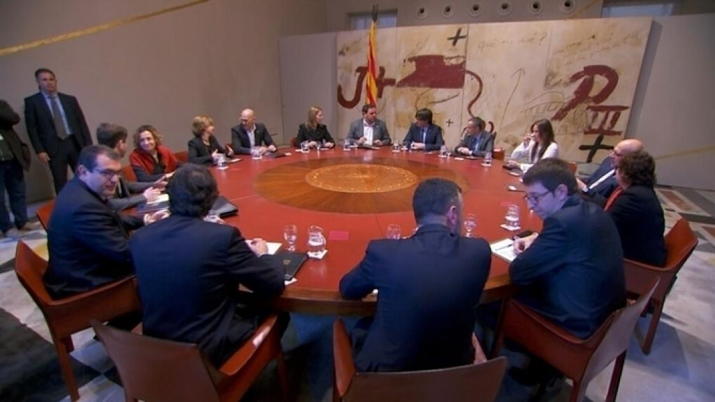 Salón Tarradellas, en la Generalitat, con el Tàpies al fondo.