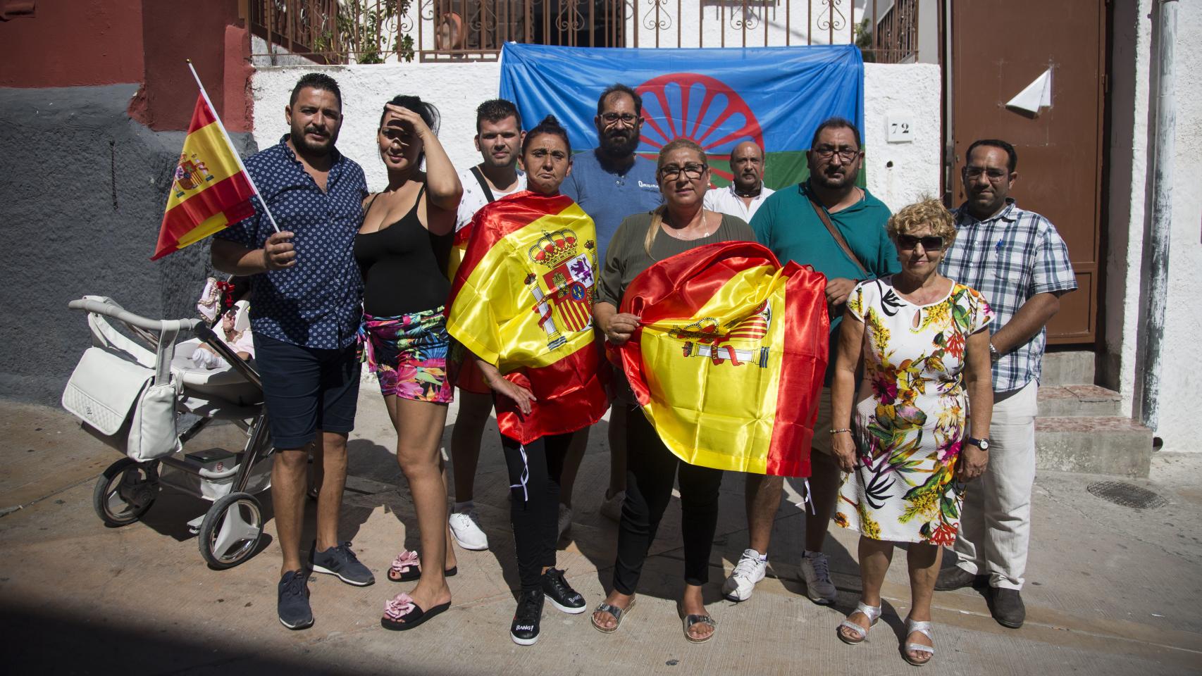 La presidenta de la Federación Gitana de Almería Pepi Torres, junto a varios asociados en el barrio de La Chanca.