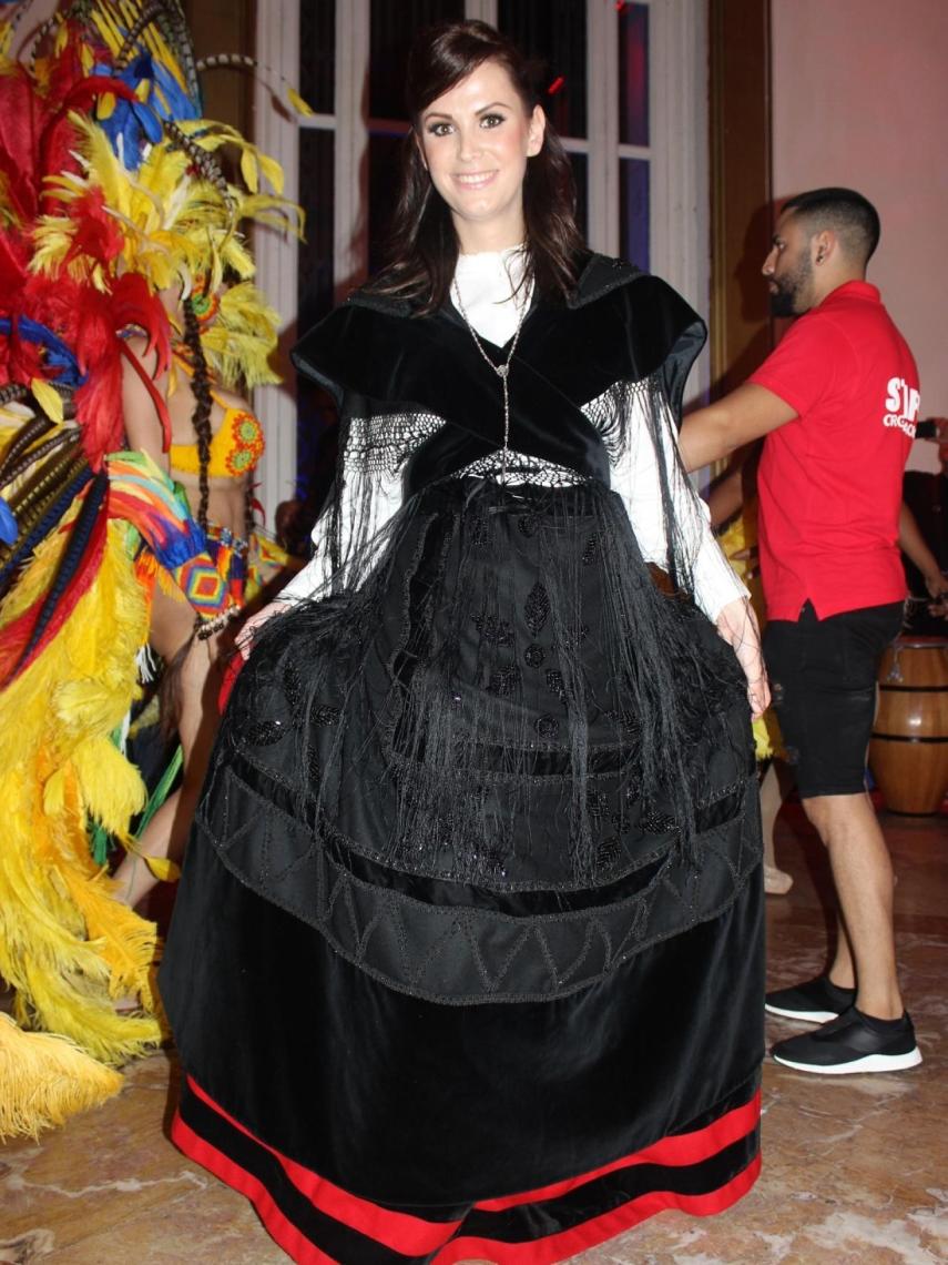 La ferrolana Giovanna Sedes, una de las dos candidatas españolas, ataviada con un traje regional gallego