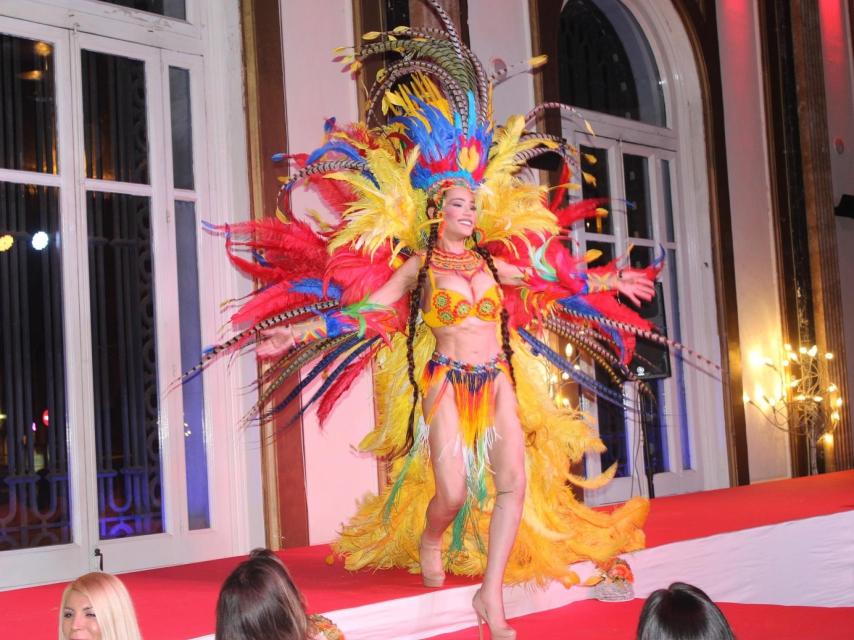 La representante colombiana Paula Vélez, ataviada con una reinterpretación del traje típico local