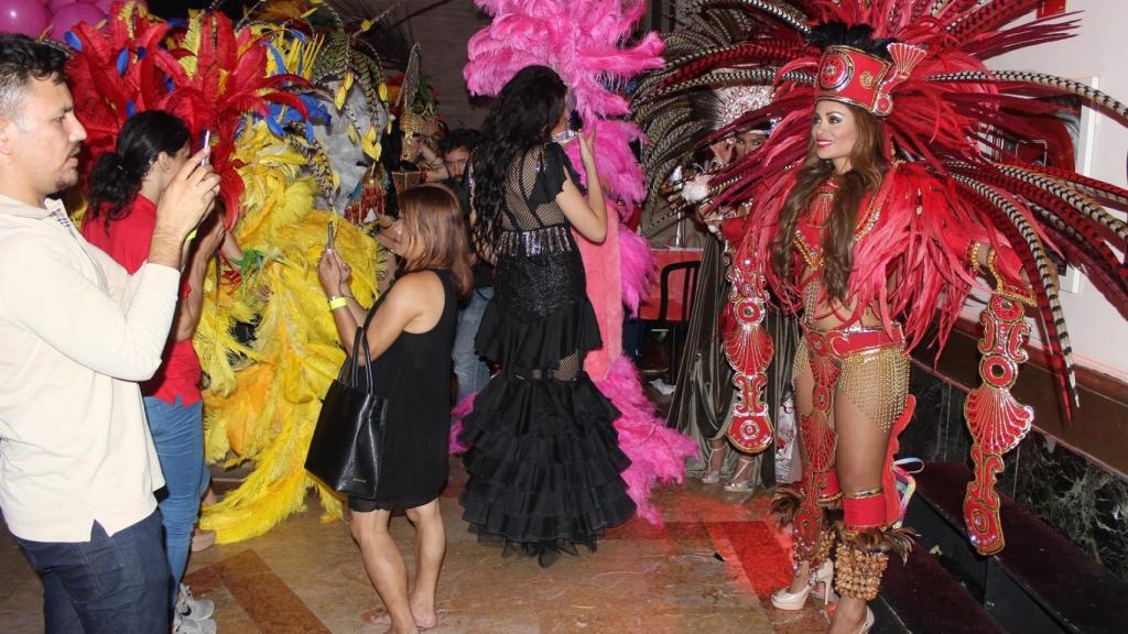 Varias de las misses, ataviadas con trajes regionales y preparadas para salir al escenario