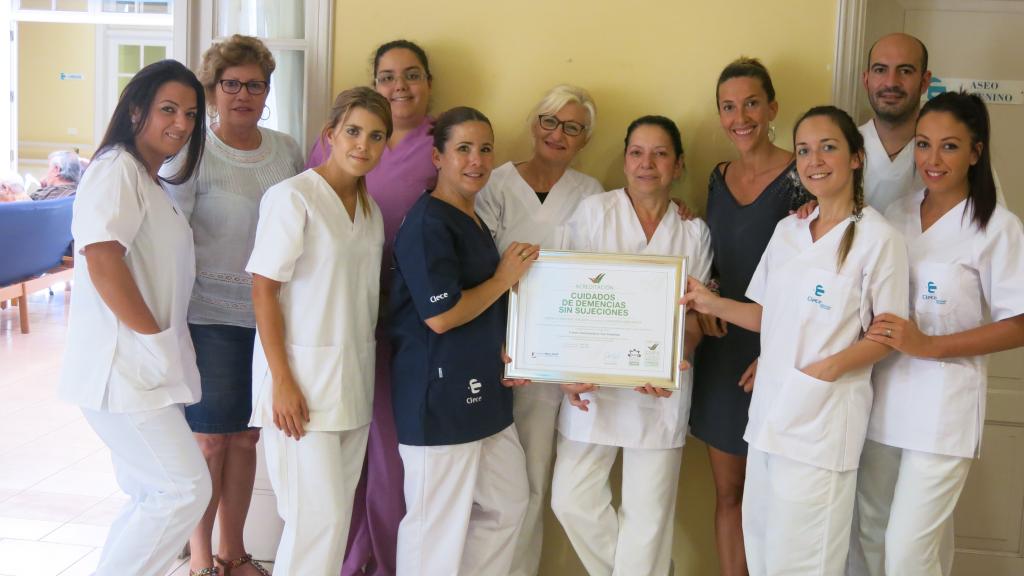 Trabajadores de Clece muestran con orgullo su acreditación de 'Centro Libre de Sujeciones'.